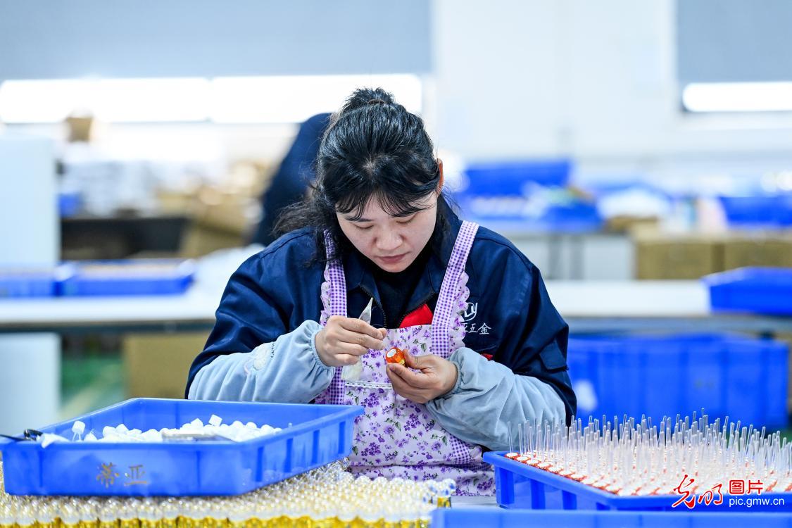 China's foreign trade gains strong momentum in first two months