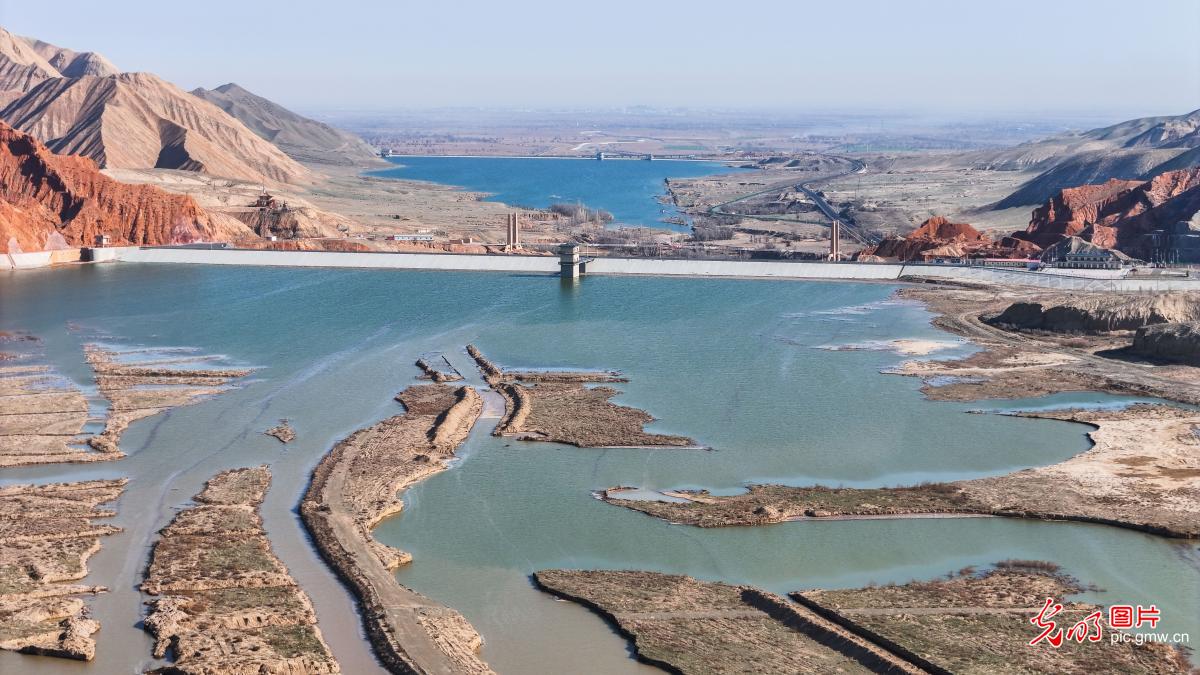 Water storage supports spring farming in Xinjiang