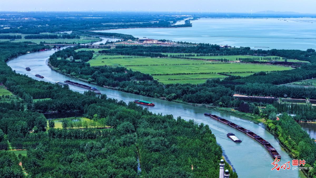 Busy shipping on Beijing-Hangzhou Grand Canal in E China's Jiangsu
