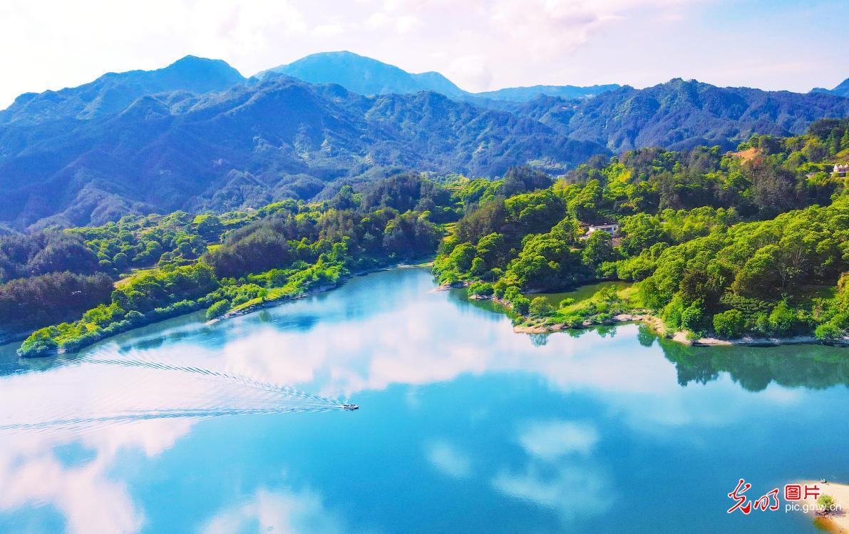 Boating on emerald waters draws tourists in E China's Anhui