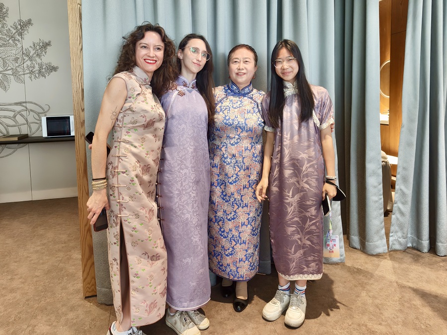 Traditional Chinese clothing brings international families together in Beijing