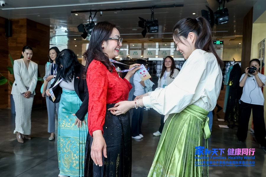 Traditional Chinese clothing brings international families together in Beijing