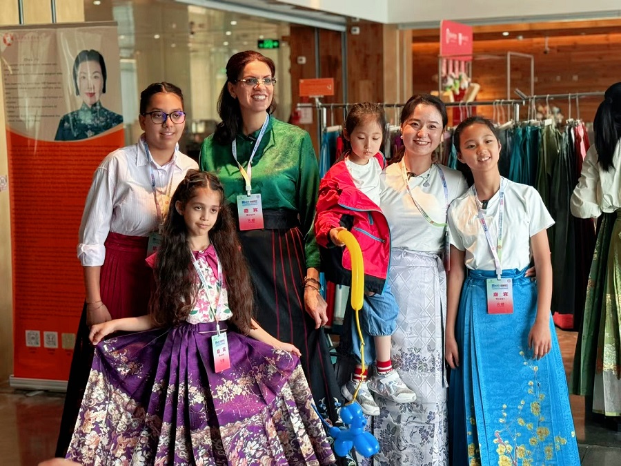 Traditional Chinese clothing brings international families together in Beijing