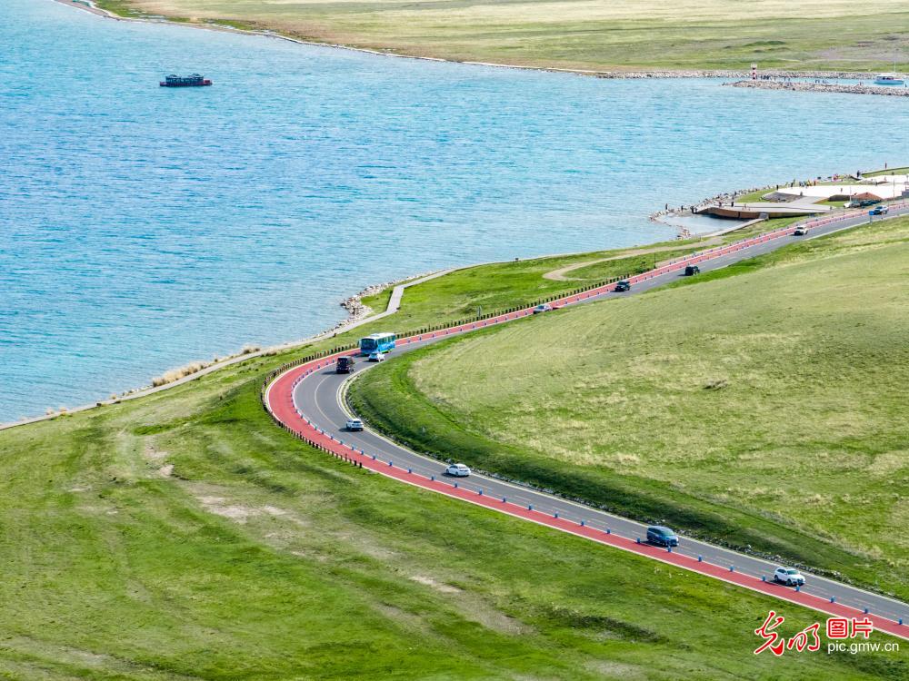 Crystal-clear waters draw visitors to Sayram Lake in China's NW Xinjiang Crystal-clear waters draw visitors to Sayram Lake in China's NW Xinjiang