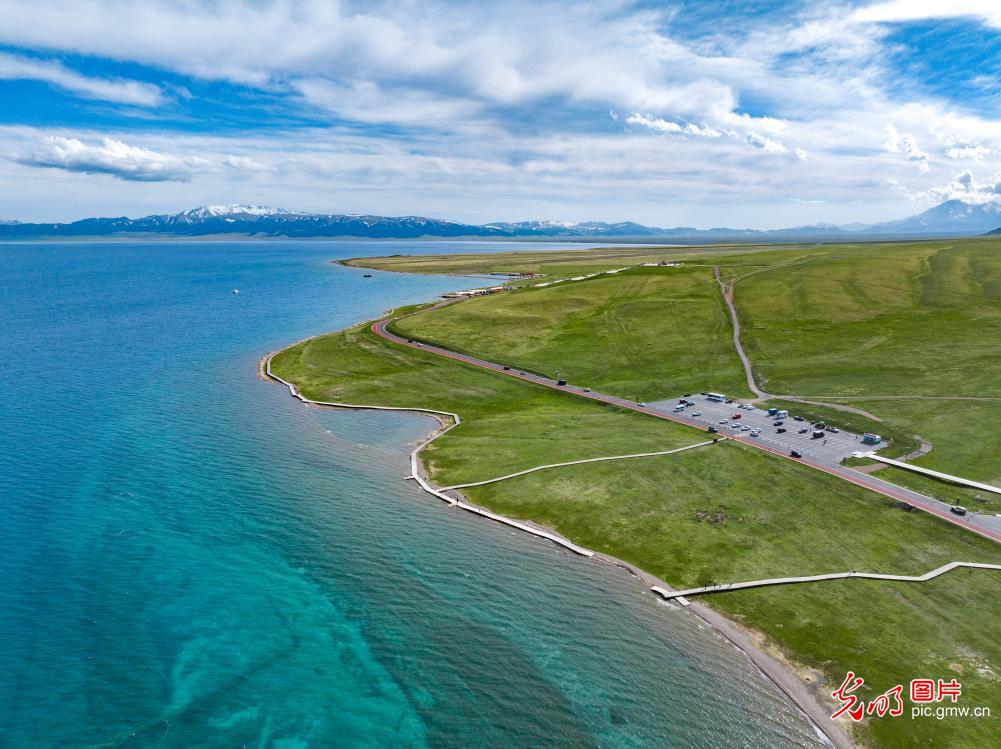 Crystal-clear waters draw visitors to Sayram Lake in China's NW Xinjiang Crystal-clear waters draw visitors to Sayram Lake in China's NW Xinjiang