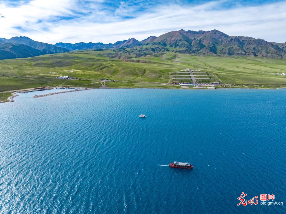 Crystal-clear waters draw visitors to Sayram Lake in China's NW Xinjiang Crystal-clear waters draw visitors to Sayram Lake in China's NW Xinjiang