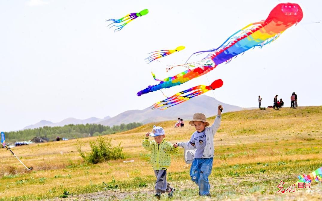 Colorful kites soar across sky in Inner Mongolia Colorful kites soar across sky in Inner Mongolia