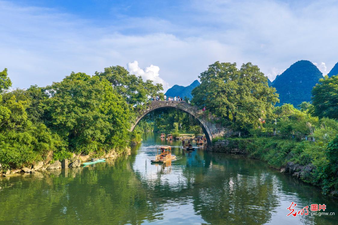 Idyllic scenery along Yulong River in Yangshuo Idyllic scenery along Yulong River in Yangshuo