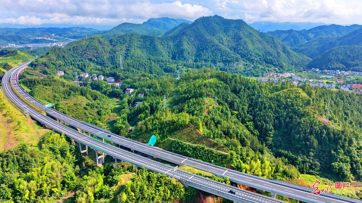 Expressway weaves through summer countryside in E China's Jiangxi