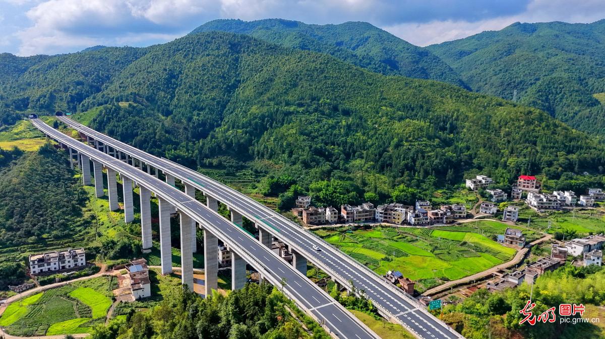 Expressway weaves through summer countryside in E China's Jiangxi