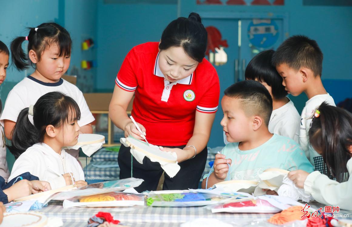 Children learn local opera in SW China's Guizhou