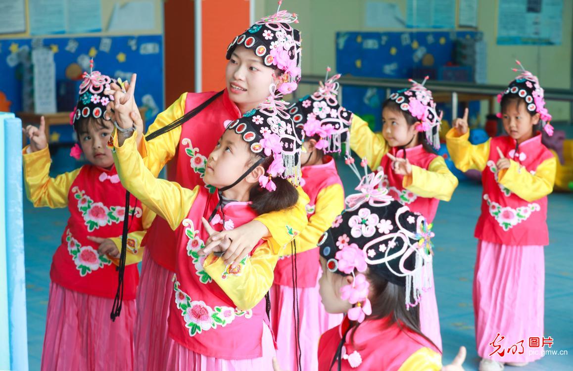 Children learn local opera in SW China's Guizhou