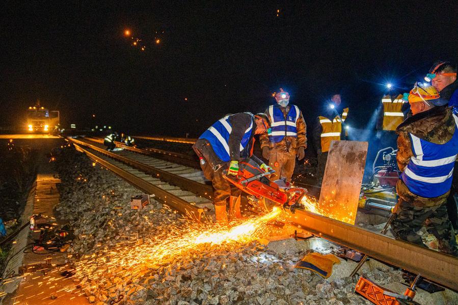 InXizang | Workers replace seamless rails for Qinghai-Xizang Railway in Amdo