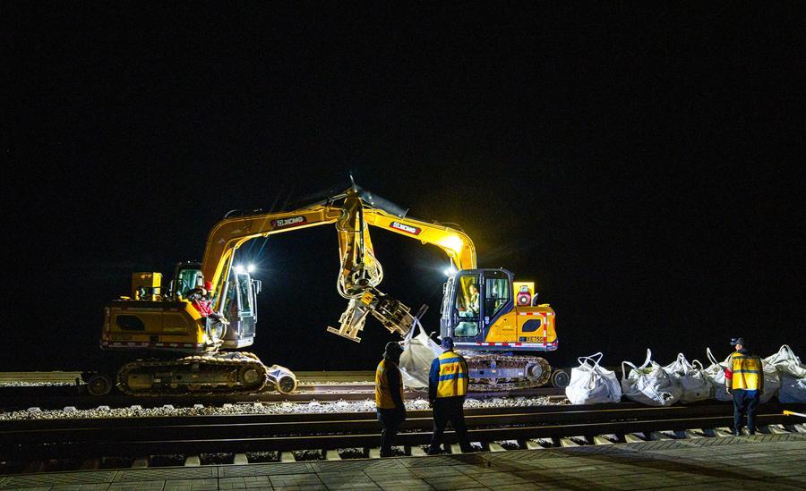 InXizang | Workers replace seamless rails for Qinghai-Xizang Railway in Amdo