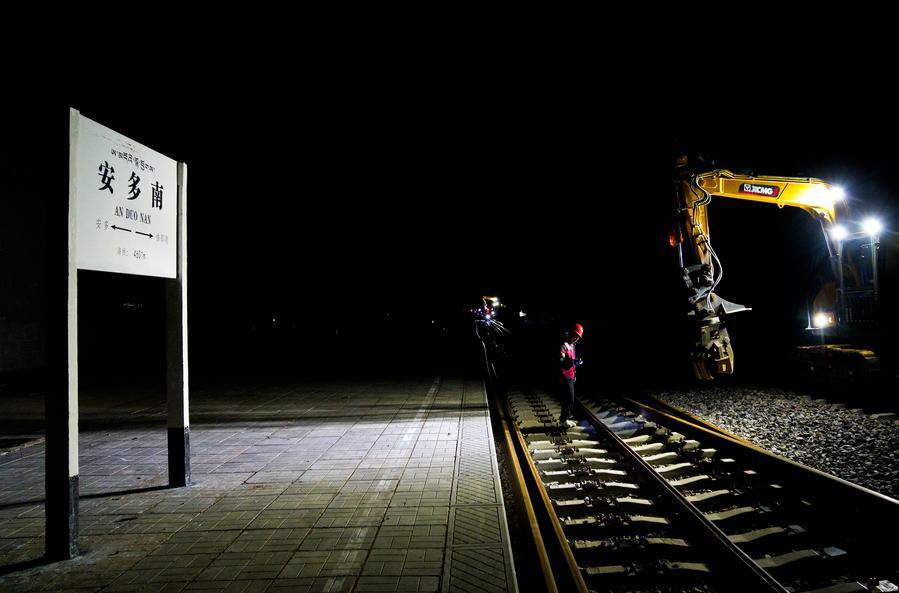 InXizang | Workers replace seamless rails for Qinghai-Xizang Railway in Amdo