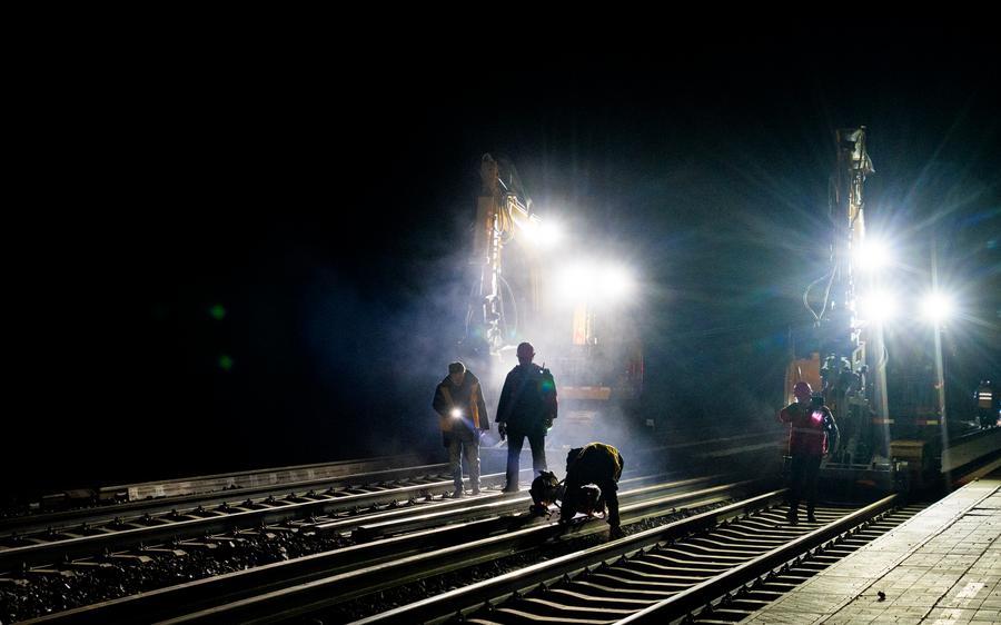 InXizang | Workers replace seamless rails for Qinghai-Xizang Railway in Amdo