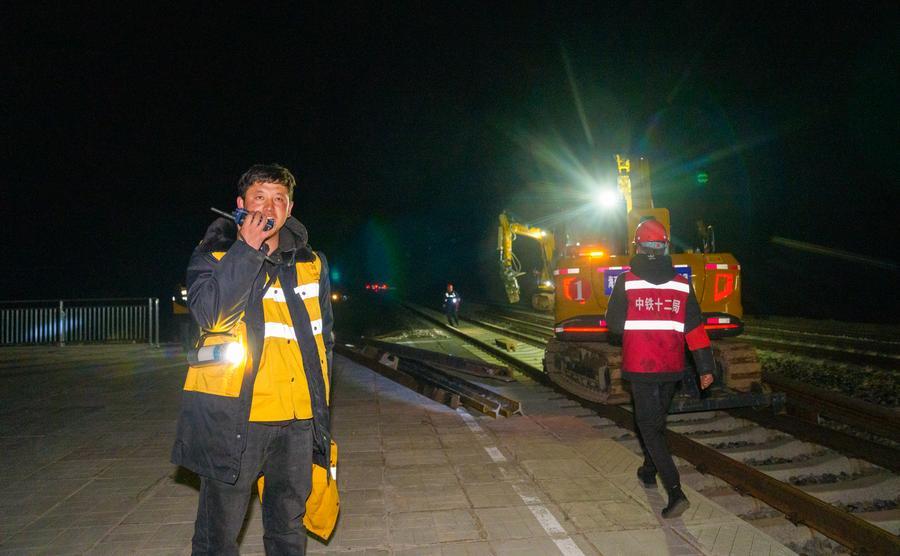 InXizang | Workers replace seamless rails for Qinghai-Xizang Railway in Amdo