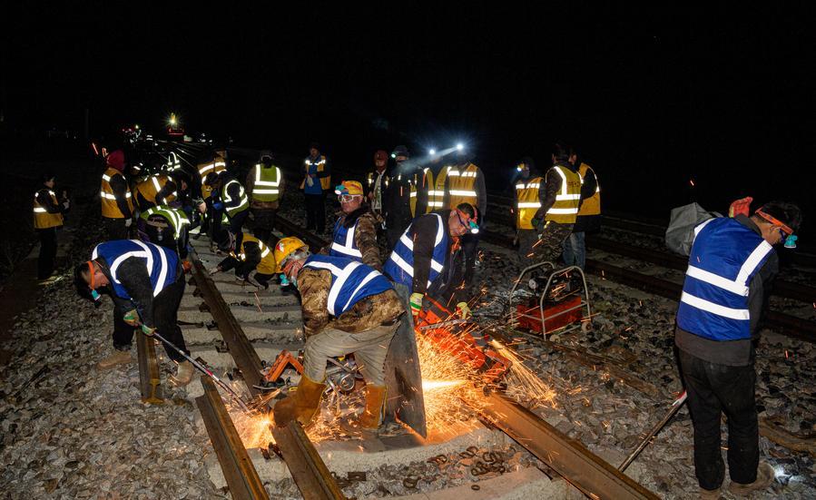 InXizang | Workers replace seamless rails for Qinghai-Xizang Railway in Amdo