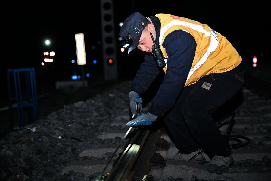 Qinghai-Xizang Railway strengthens line checks for summer travel