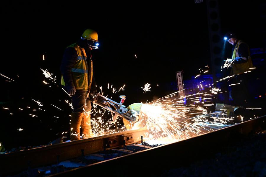 Qinghai-Xizang Railway strengthens line checks for summer travel