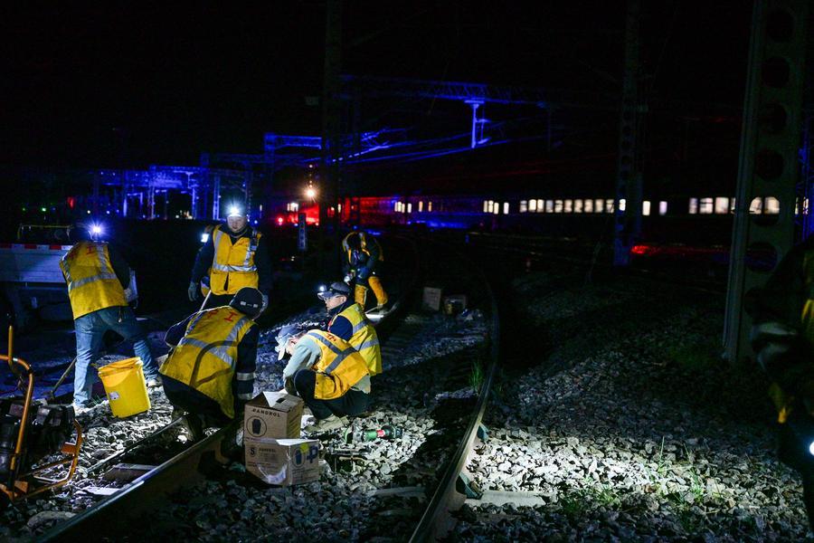 Qinghai-Xizang Railway strengthens line checks for summer travel