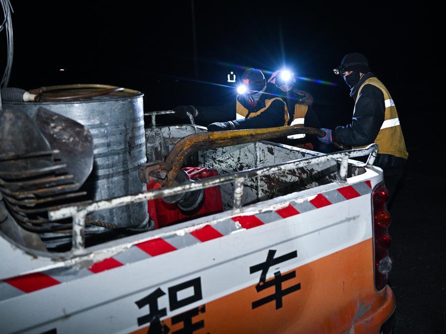 Qinghai-Xizang Railway strengthens line checks for summer travel