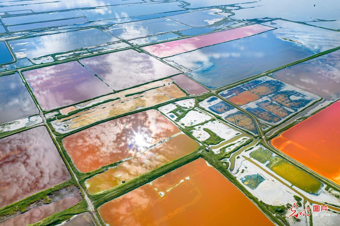 Colorful salt lake presents stunning scenery in N China's Shanxi