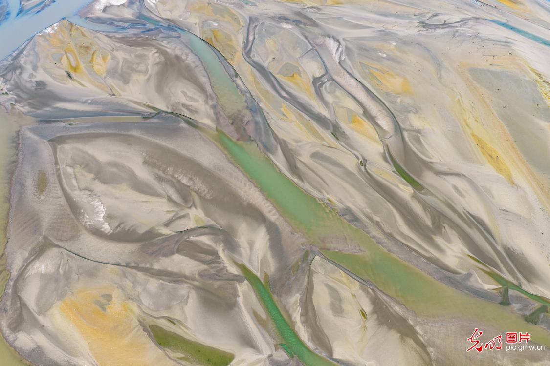 Receding Yellow River reveals intricate riverbed patterns in N China's Shanxi