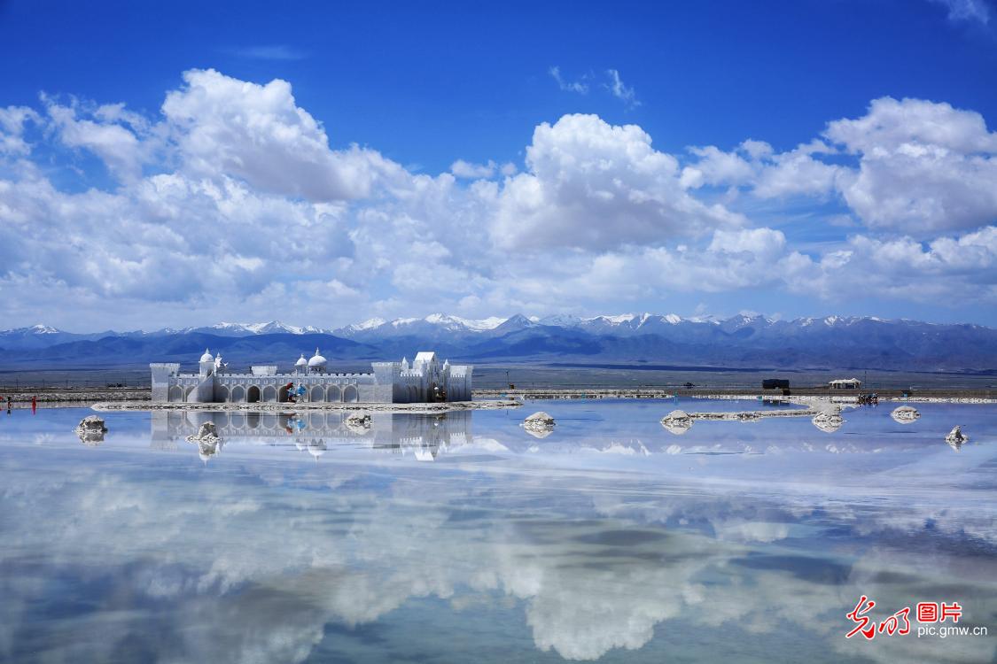 Picturesque salt lake in NW China's Qinghai