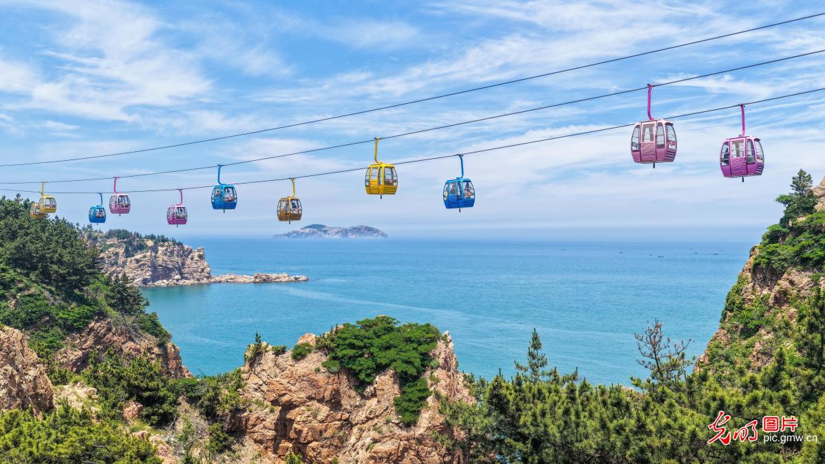 Visitors experience cross-sea cableway in E China's Shandong