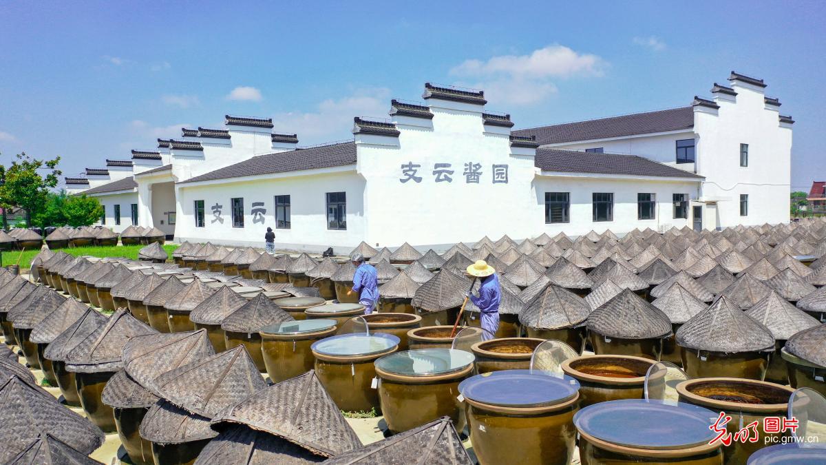 Traditional brewing technique in E China's Jiangsu