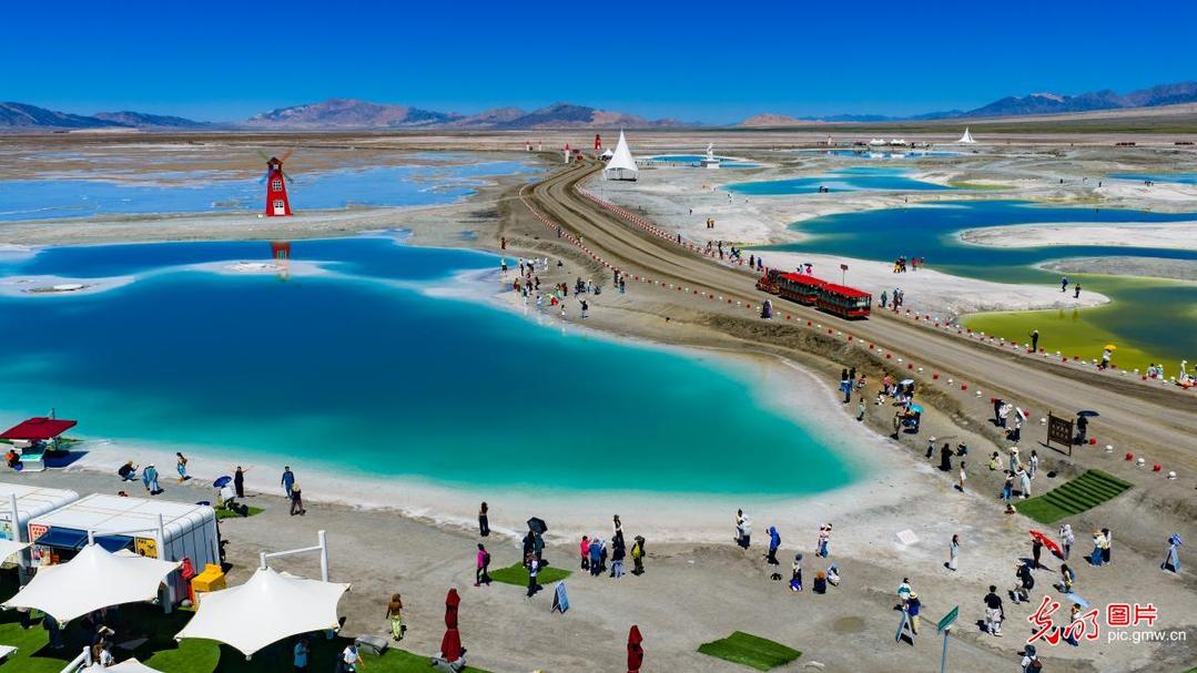 Emerald Lake dazzles with vibrant colors in N China's Qinghai Emerald Lake dazzles with vibrant colors in N China's Qinghai