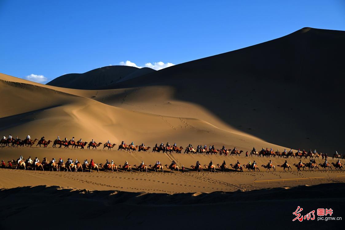 Tourists flock to Mingsha Mountain and Crescent Spring in NW China's Gansu Tourists flock to Mingsha Mountain and Crescent Spring in NW China's Gansu