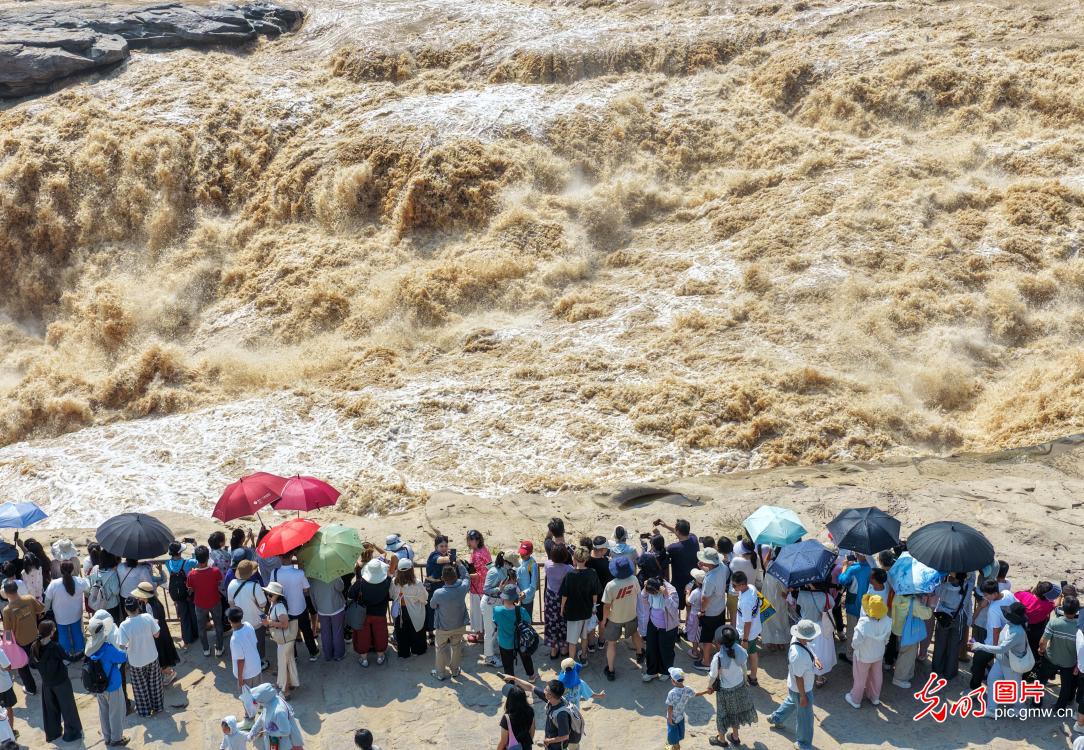 Roaring Hukou Waterfall greets summer visitors