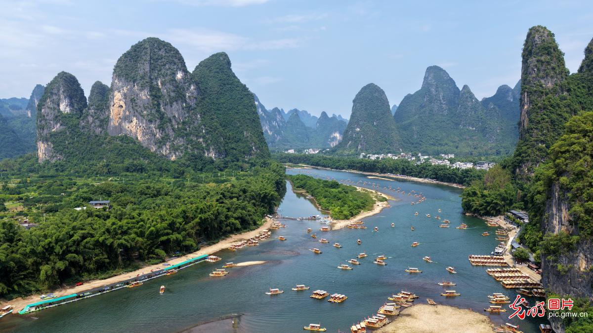 Tourists enjoy scenic beauty of Li River in S China's Guangxi Tourists enjoy scenic beauty of Li River in S China's Guangxi