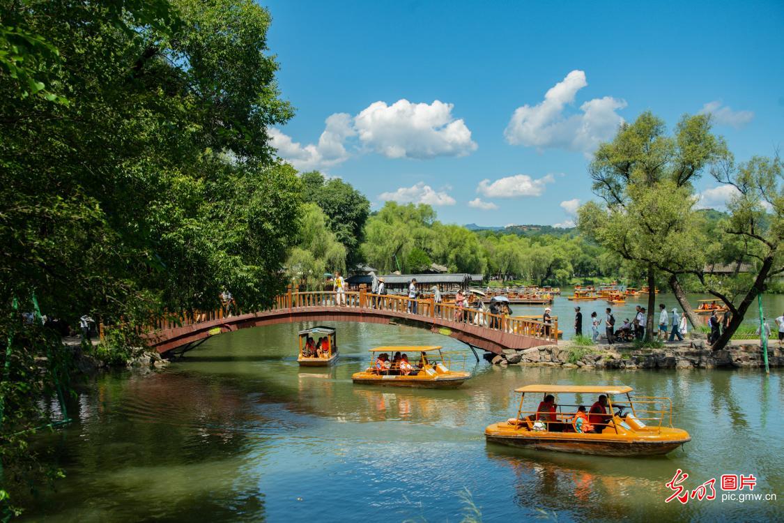 Cooler weather draws visitors to Chengde's Mountain Resort in N China's Hebei Cooler weather draws visitors to Chengde's Mountain Resort in N China's Hebei