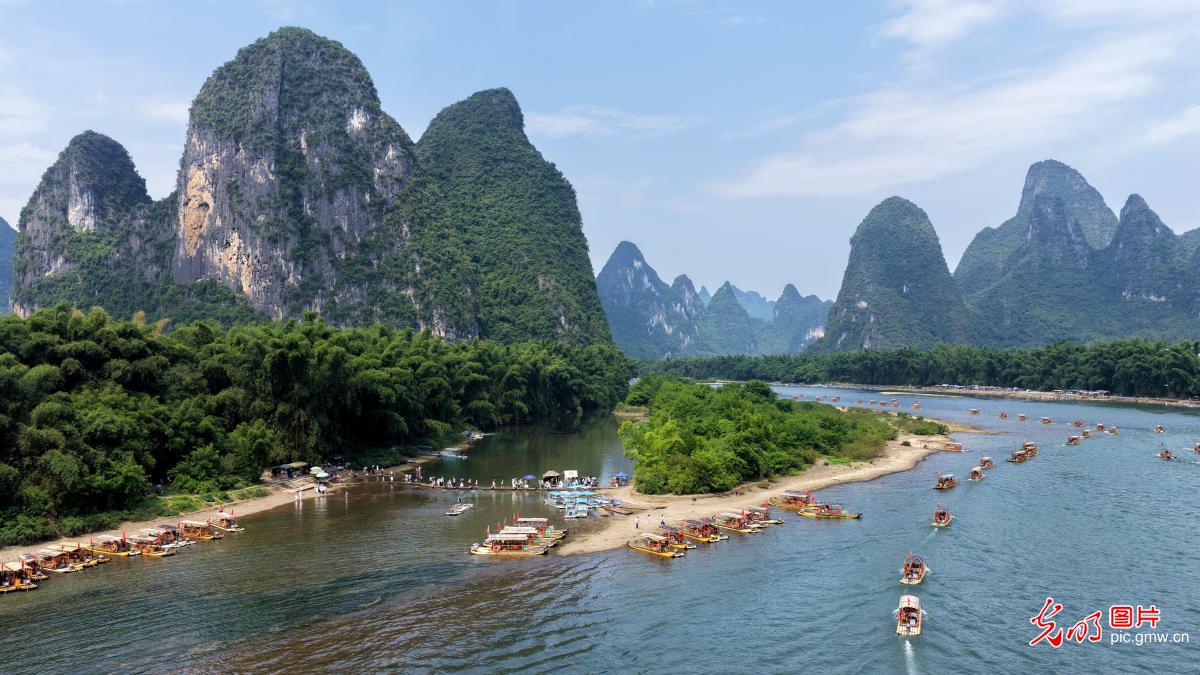 Tourists enjoy scenic beauty of Li River in S China's Guangxi Tourists enjoy scenic beauty of Li River in S China's Guangxi