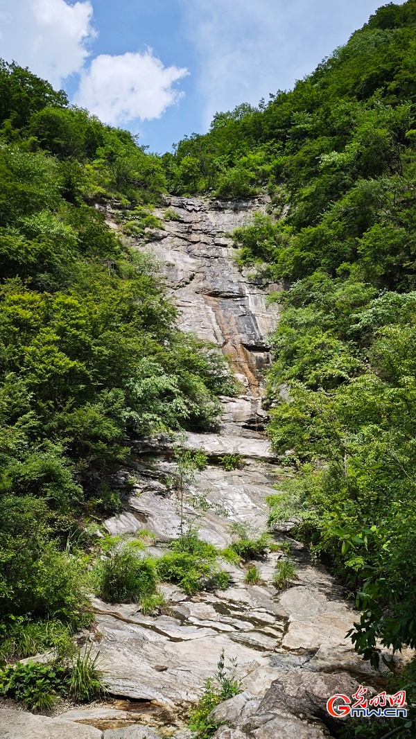 Photo taken on June 14, 2026 shows the early summer scenery of Lianquan Xianggu Valley in Huairou District, Beijing, China's capital city. The lush mountains, flowing streams and verdant landscape create a refreshing natural scene. (Wang Xinyuan/Guangming Picture)