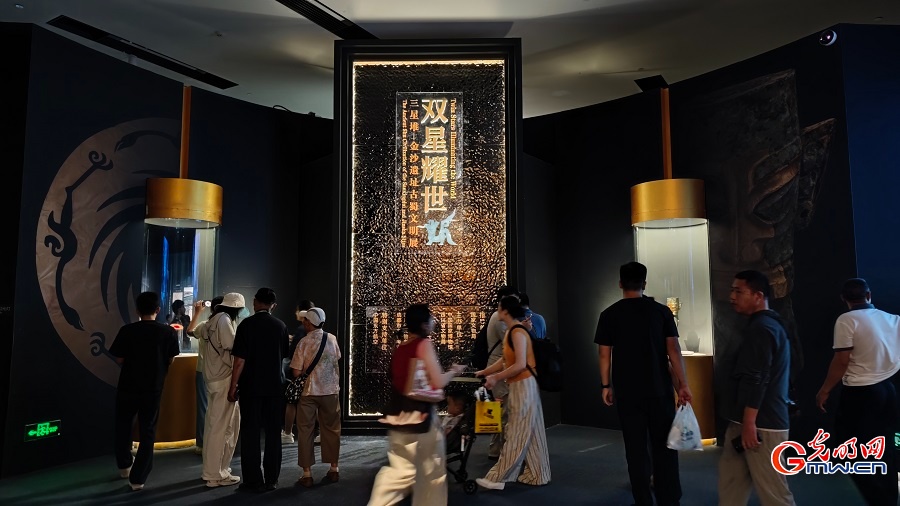 Sanxingdui exhibition draws tourists during summer vacation in Beijing Sanxingdui exhibition draws tourists during summer vacation in Beijing