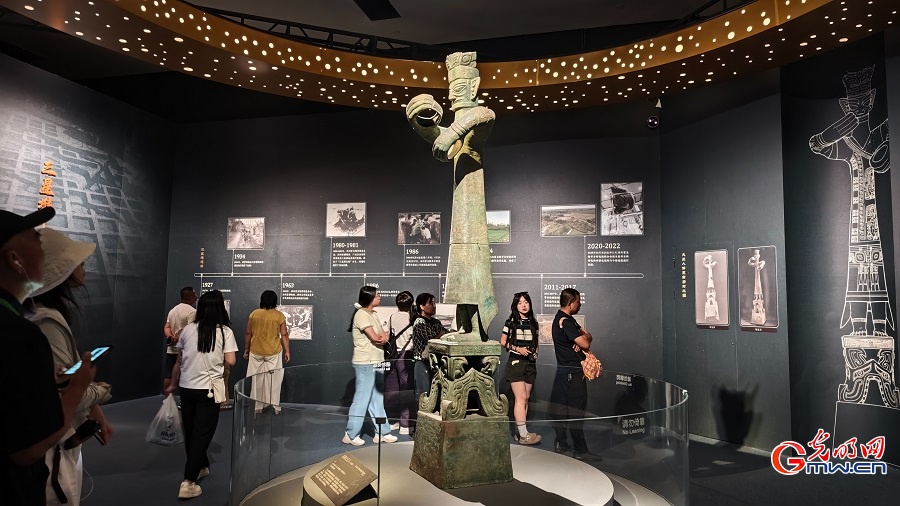 Sanxingdui exhibition draws tourists during summer vacation in Beijing Sanxingdui exhibition draws tourists during summer vacation in Beijing