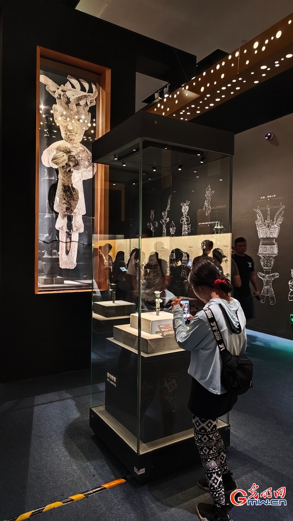 Sanxingdui exhibition draws tourists during summer vacation in Beijing Sanxingdui exhibition draws tourists during summer vacation in Beijing