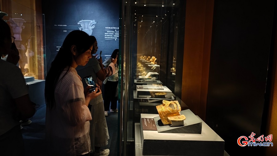 Sanxingdui exhibition draws tourists during summer vacation in Beijing Sanxingdui exhibition draws tourists during summer vacation in Beijing