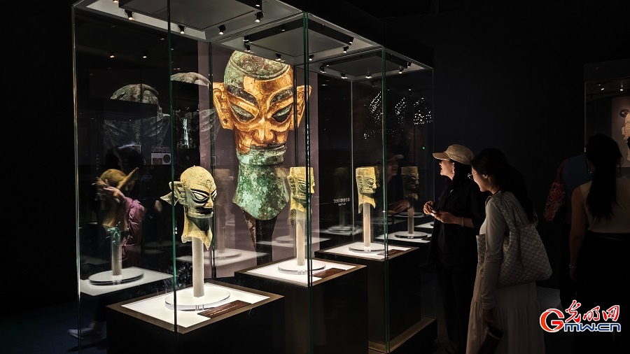 Sanxingdui exhibition draws tourists during summer vacation in Beijing Sanxingdui exhibition draws tourists during summer vacation in Beijing