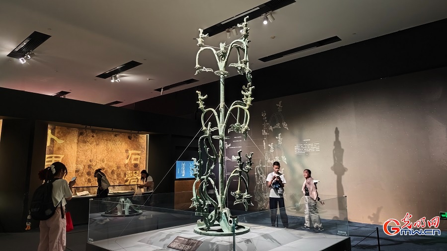 Sanxingdui exhibition draws tourists during summer vacation in Beijing Sanxingdui exhibition draws tourists during summer vacation in Beijing