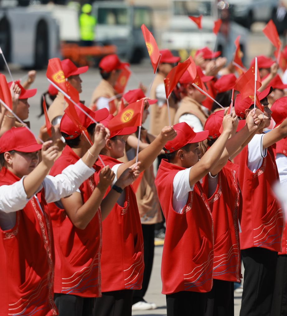Xi kicks off state visit to Kyrgyzstan, hailing