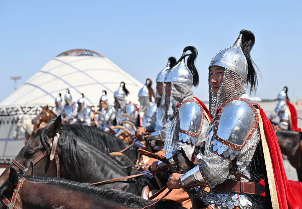 Xi kicks off state visit to Kyrgyzstan, hailing