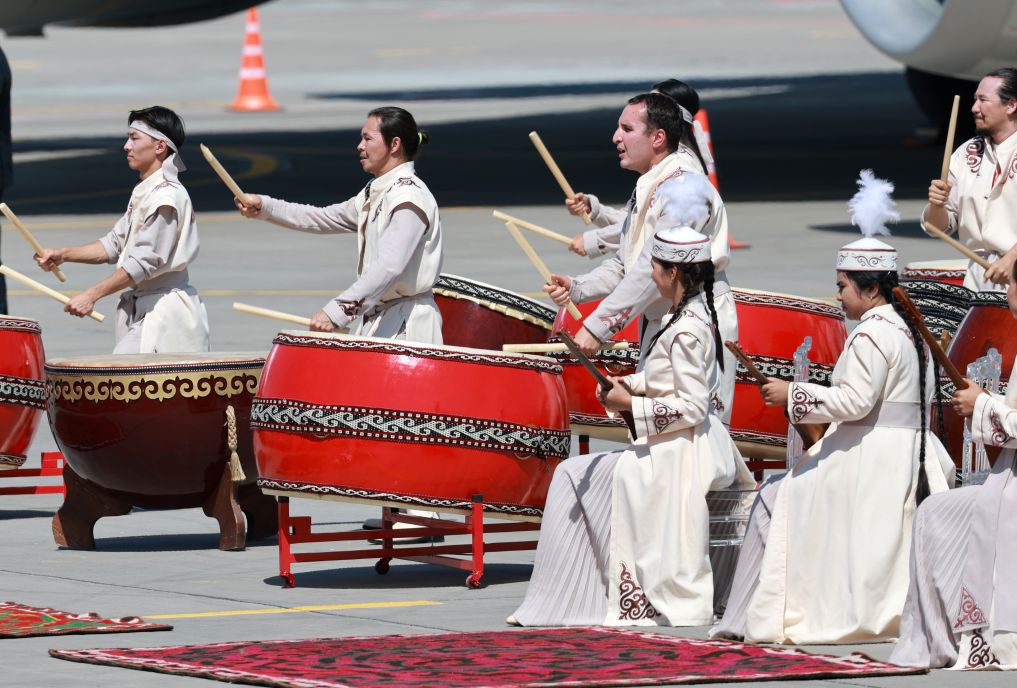 Xi kicks off state visit to Kyrgyzstan, hailing