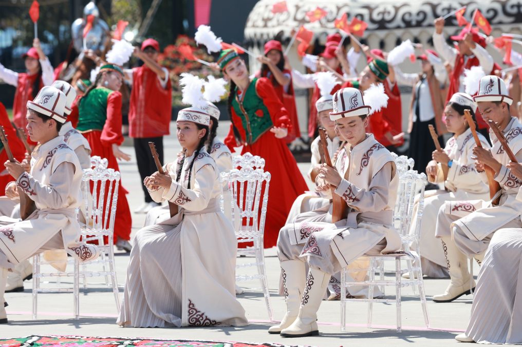 Xi kicks off state visit to Kyrgyzstan, hailing
