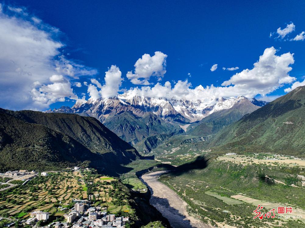 Landscape along Yarlung Zangbo River in Xizang Landscape along Yarlung Zangbo River in Xizang
