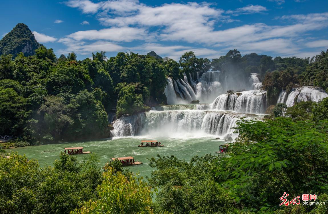De Tian Transnational Waterfall draws tourists in S China's Guangxi De Tian Transnational Waterfall draws tourists in S China's Guangxi
